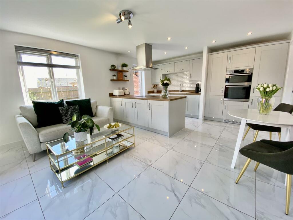 KITCHEN/BREAKFAST ROOM
