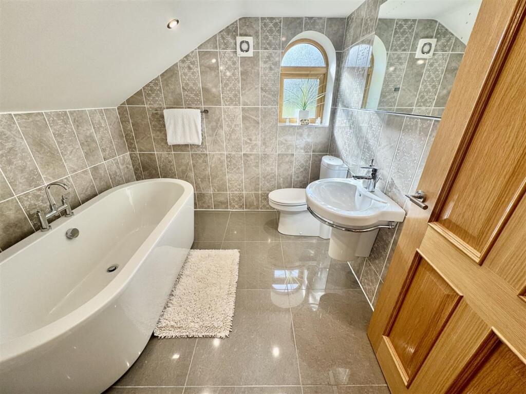 FAMILY BATHROOM