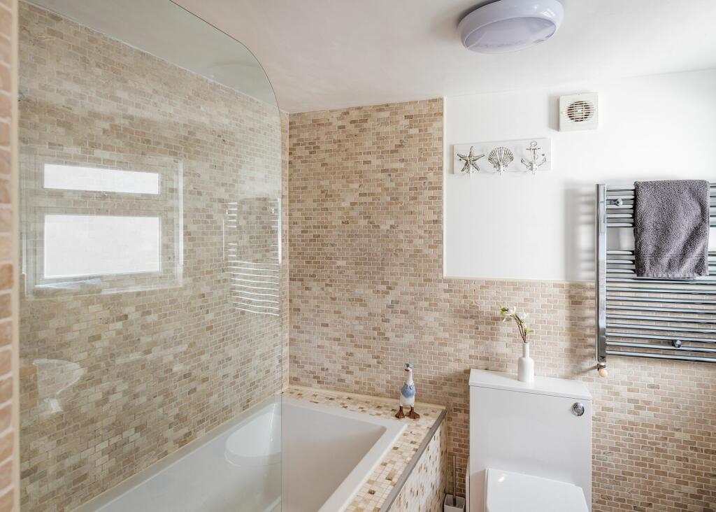 Bathroom: Sea Gem, 4 Endsleigh Court, Stoke Fleming