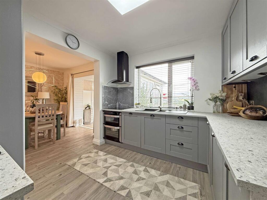 Hawkinge Gardens 34 - Kitchen.jpg