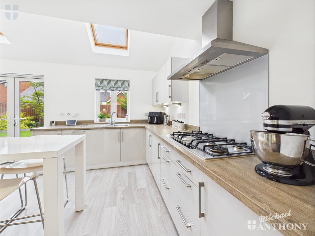 CAM03852G0-PR0297-STILL019