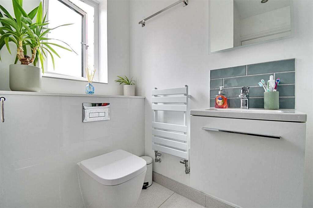 Ensuite 2.jpg