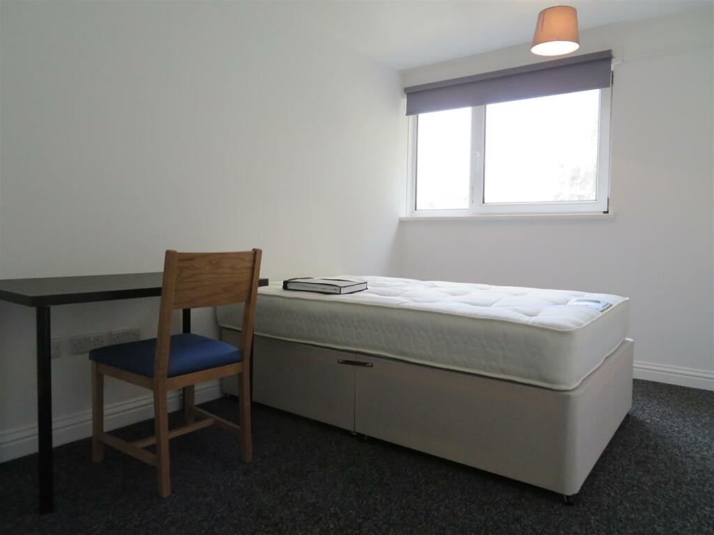 13 Milverton Bed3c.JPG