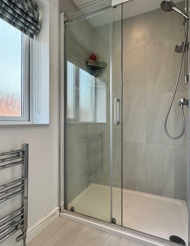 En suite shower