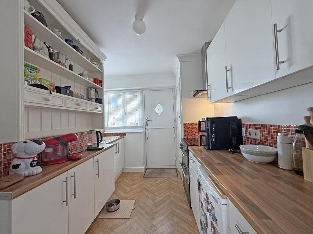 Belle Vue Avenue 9 - Kitchen.jpg