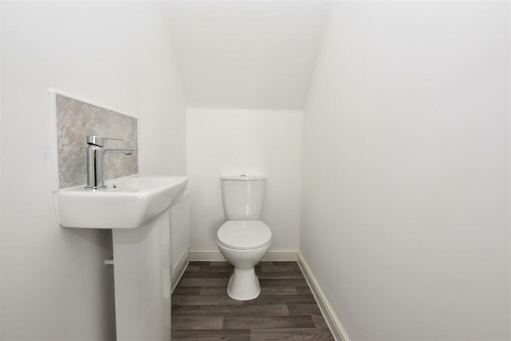 Cloakroom WC.JPG