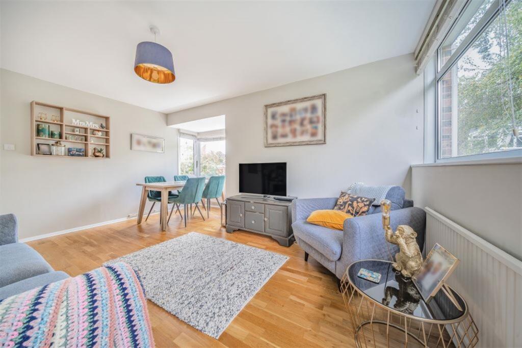 Sitting/dining room