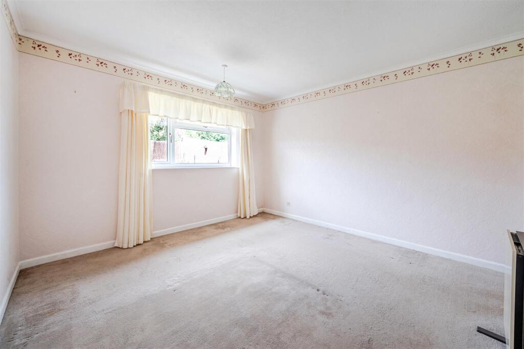 15 Simons Walk, Pattishall (17).jpg