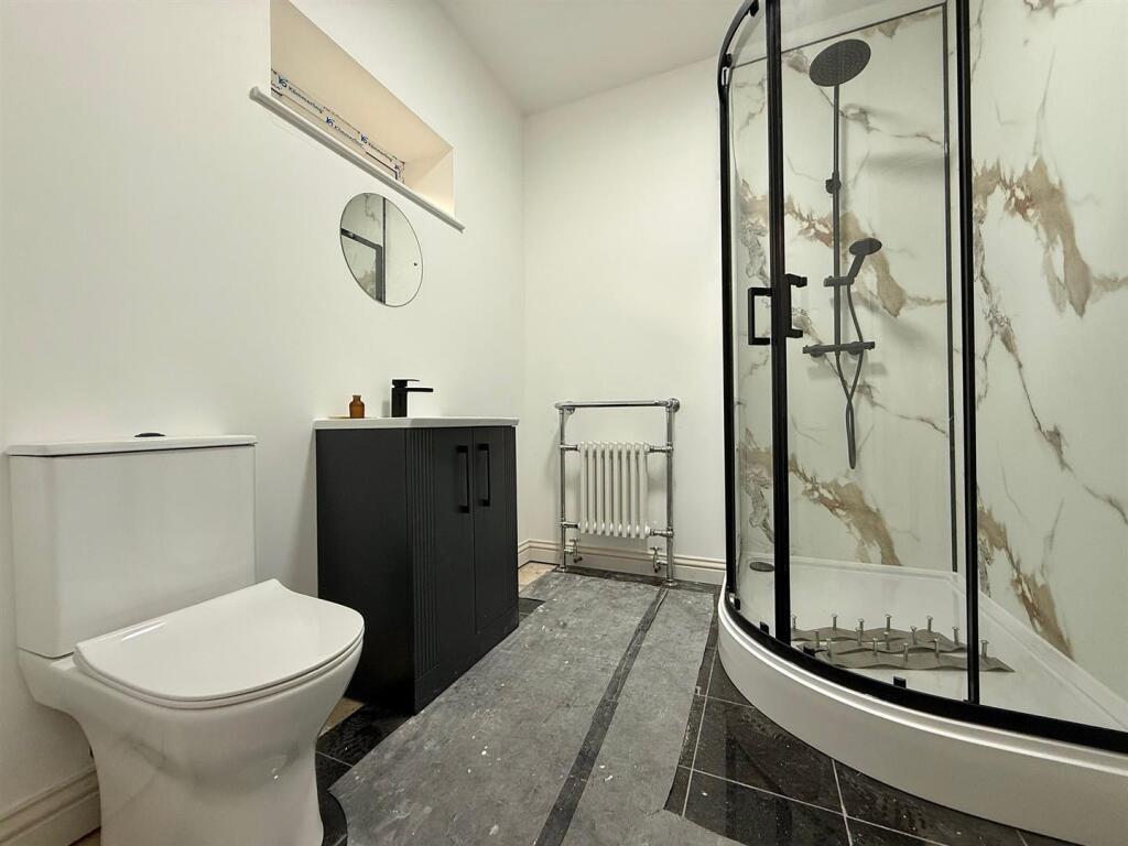 Flat 2 Shower Room.jpg