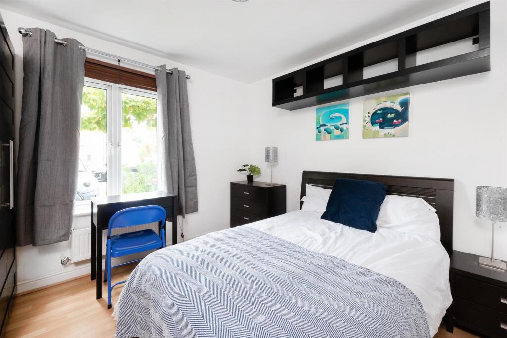 8 Middlewood Close-5.jpg