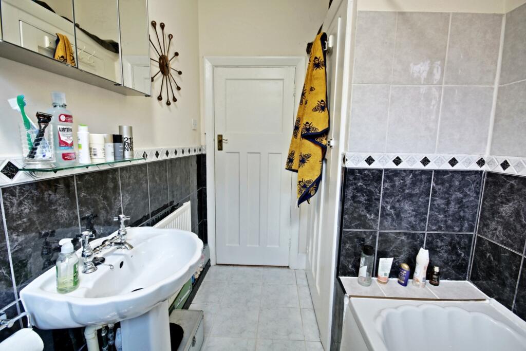 140 Norbiton Hall - bathroom-door