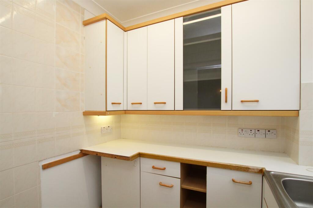 48TM - Kitchen 2.jpg