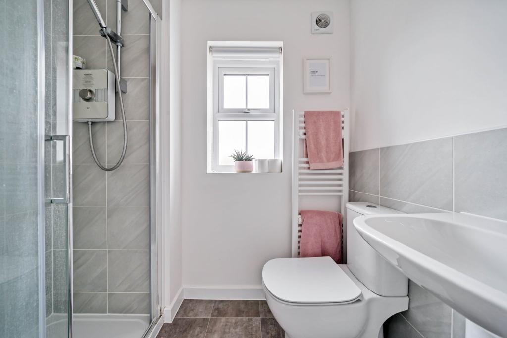 Bedroom 2 - ensuite 