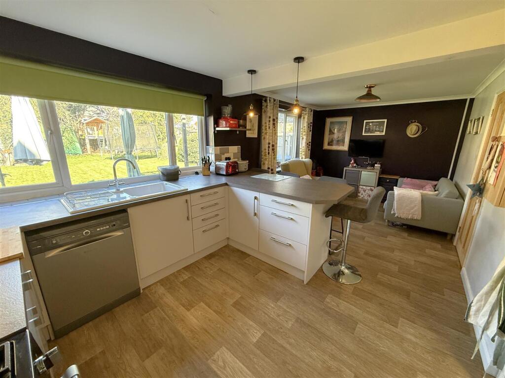 Living Kitchen B.JPG
