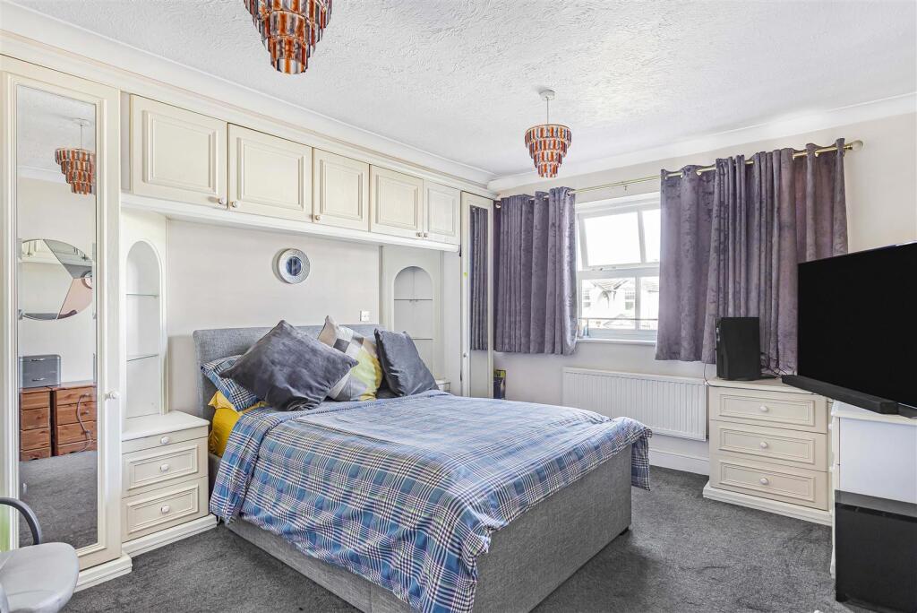 Wickets Bedroom 1.jpg