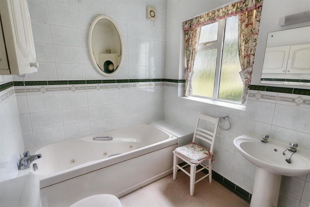 En-Suite Bathroom
