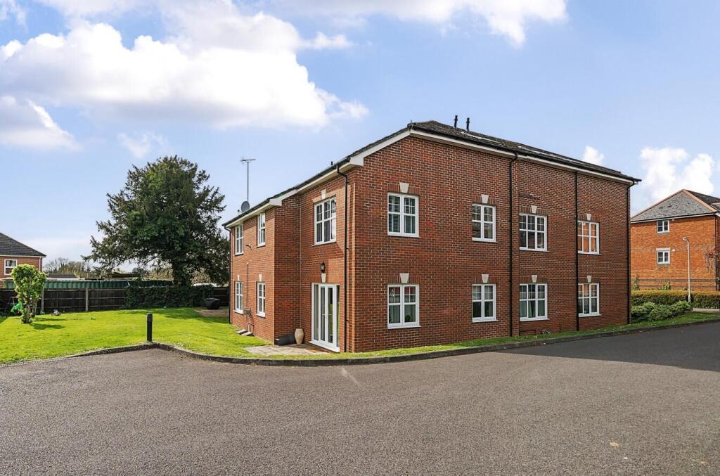 2 Carpenters Court Communual Grounds 3.jpg