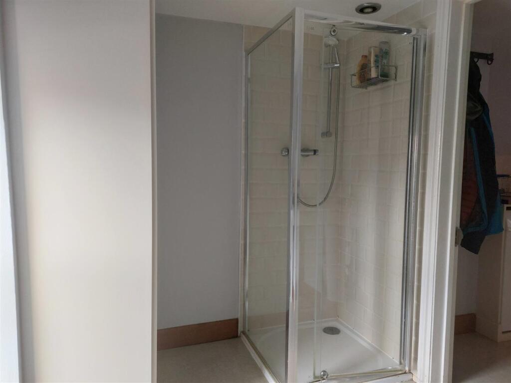 shower at 12 st edwards.jpg
