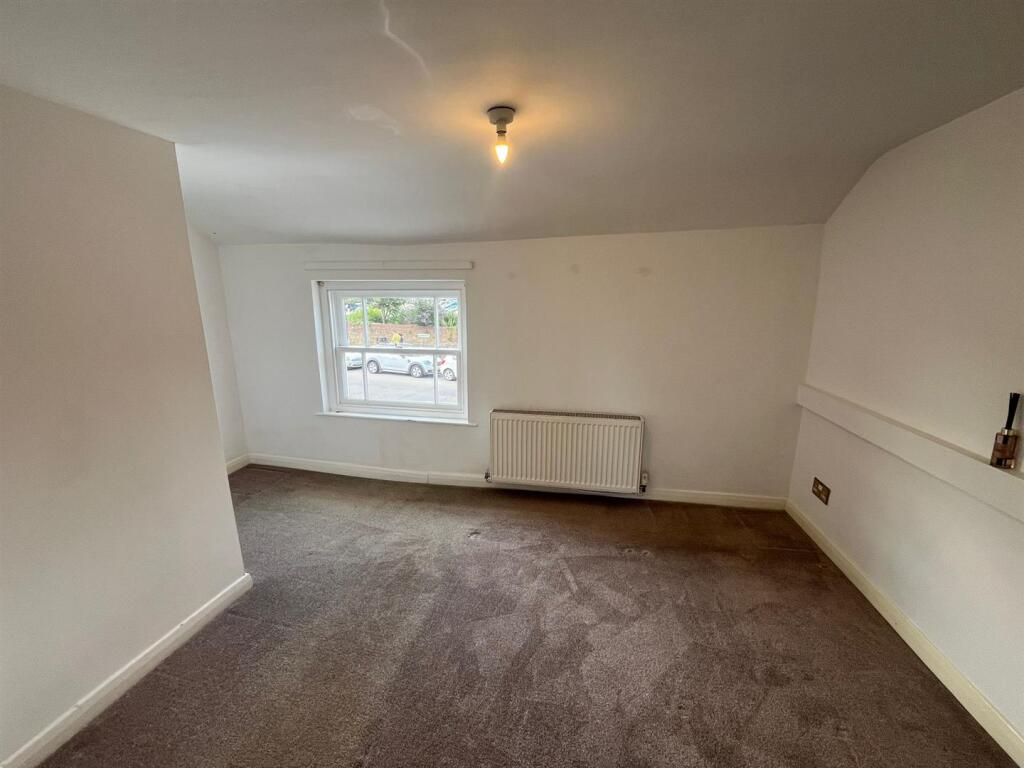 Main bedroom (2).jpg