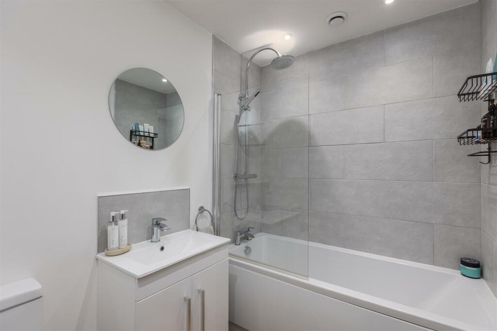 Farmanby Close 61 Bathroom.jpg
