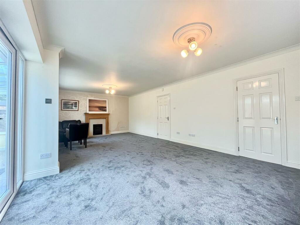 Lounge 2.jpg