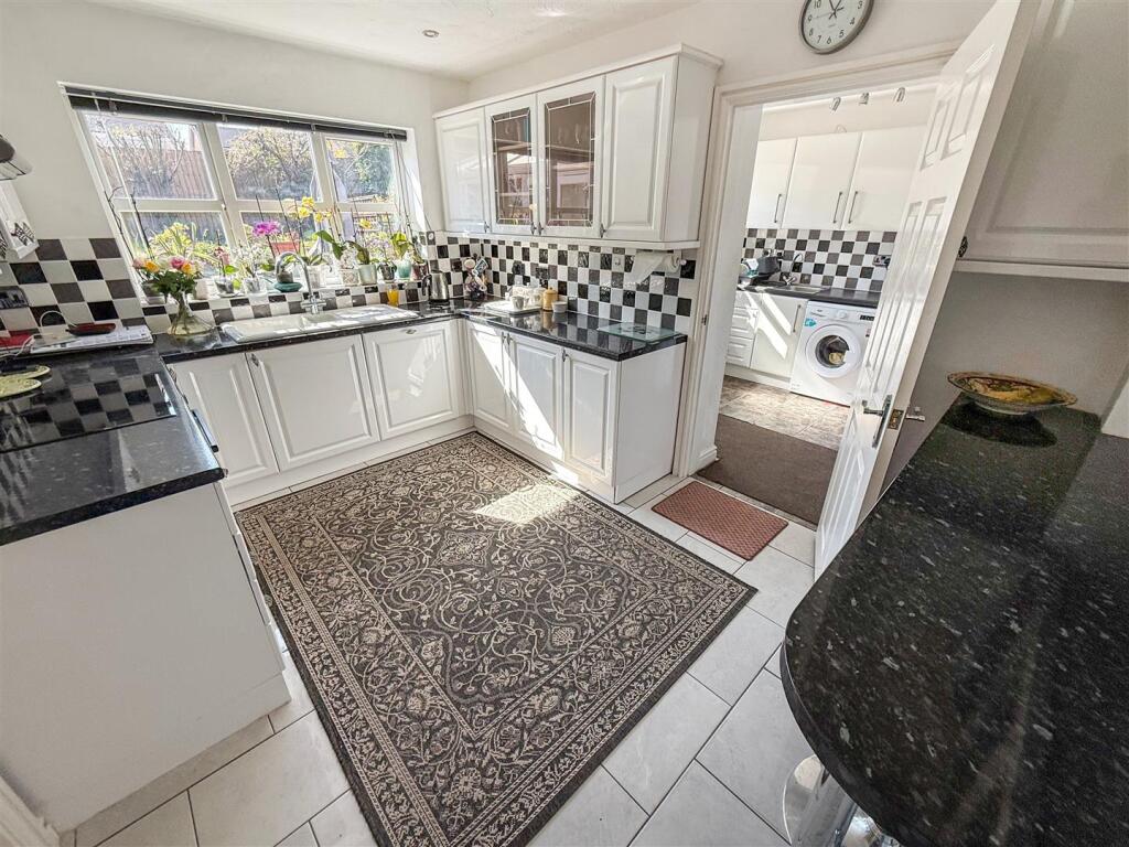Kitchen/ Breakfast Room
