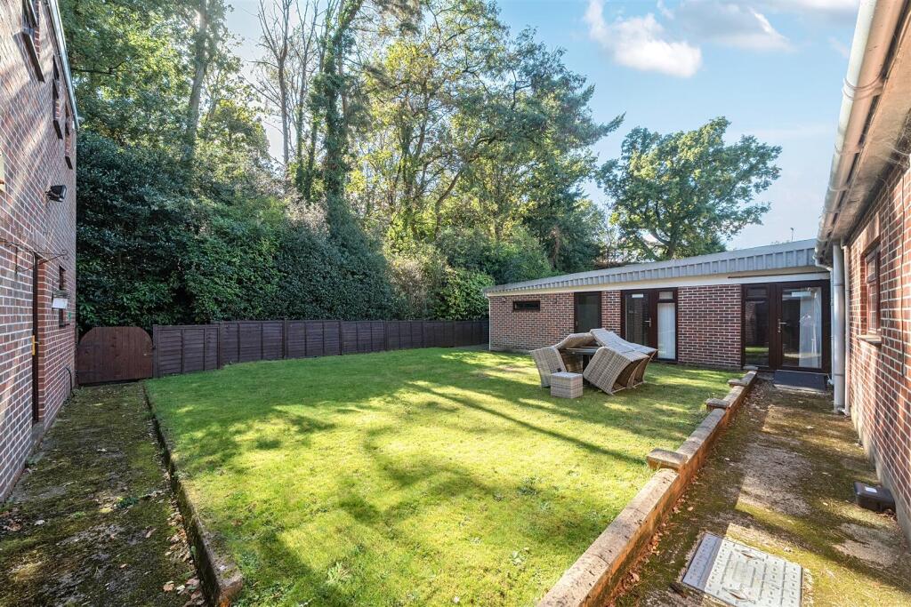 12 Ford Close