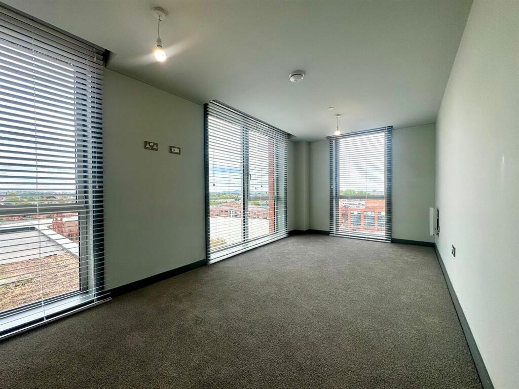 Main bedroom pic 2.jpeg