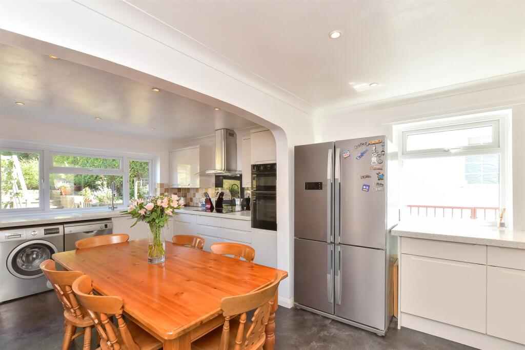 Kitchen/ Dining Room