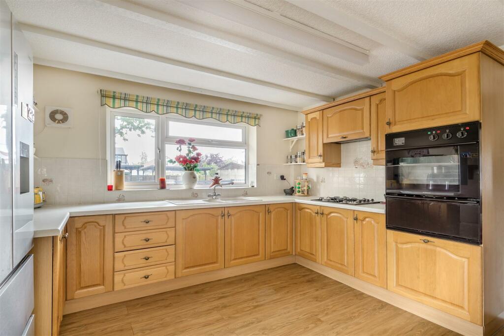 8608384-interior16.jpg