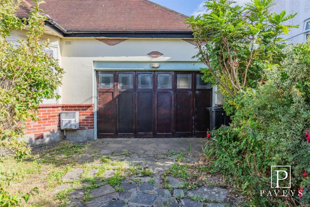 DOUBLE GARAGE