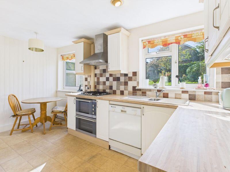 Kitchen &amp; breakfast area 