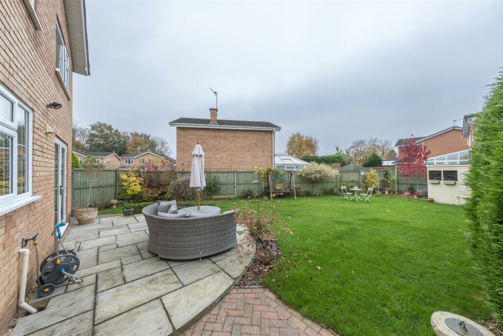 4 Oaktree Close-026.jpg