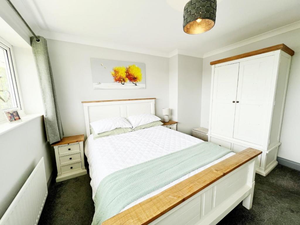 Bedroom 1 pic 3.jpg