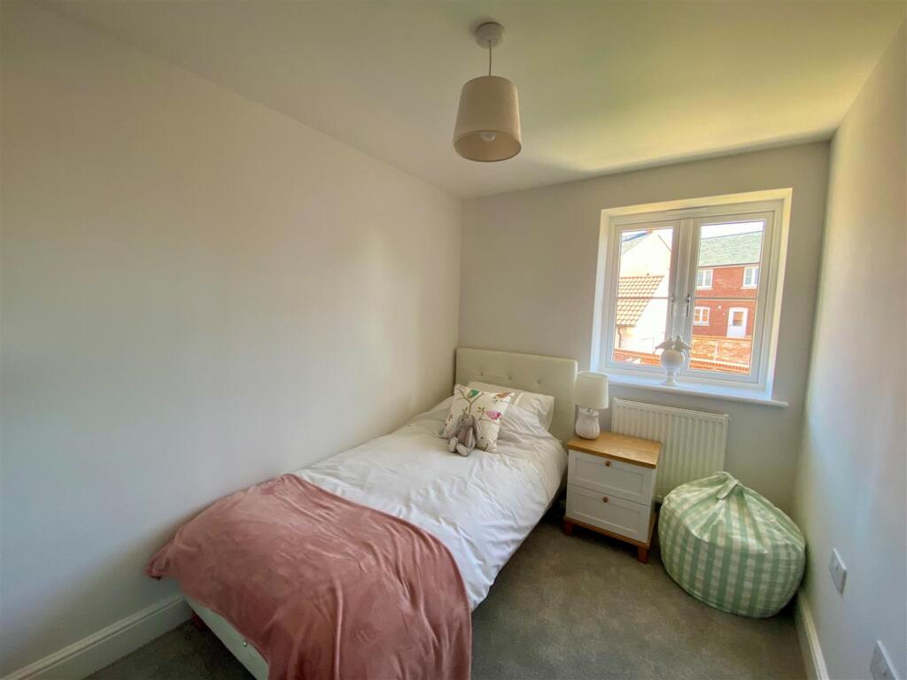 Generic bedroom for a 3 bed.jpg