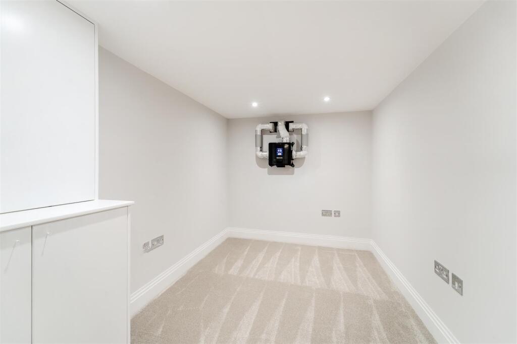 HOYLAND DOWN (3).jpg