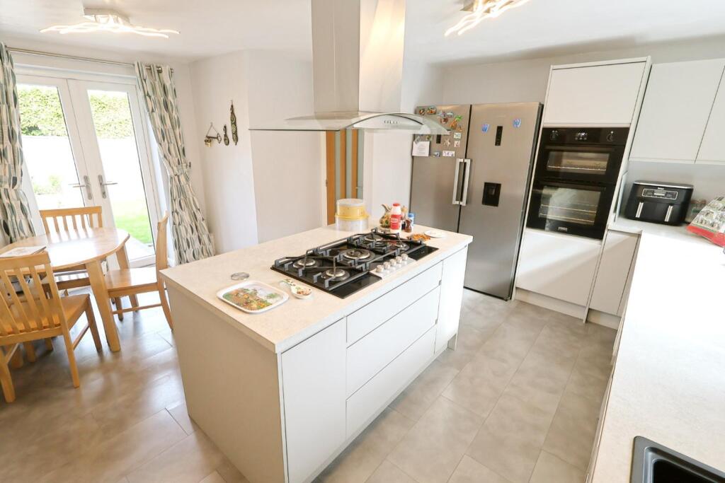 KITCHEN/BREAKFAST ROOM