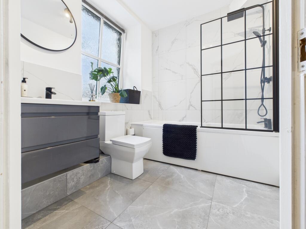 CAM03729G0-PR0142-STILL032