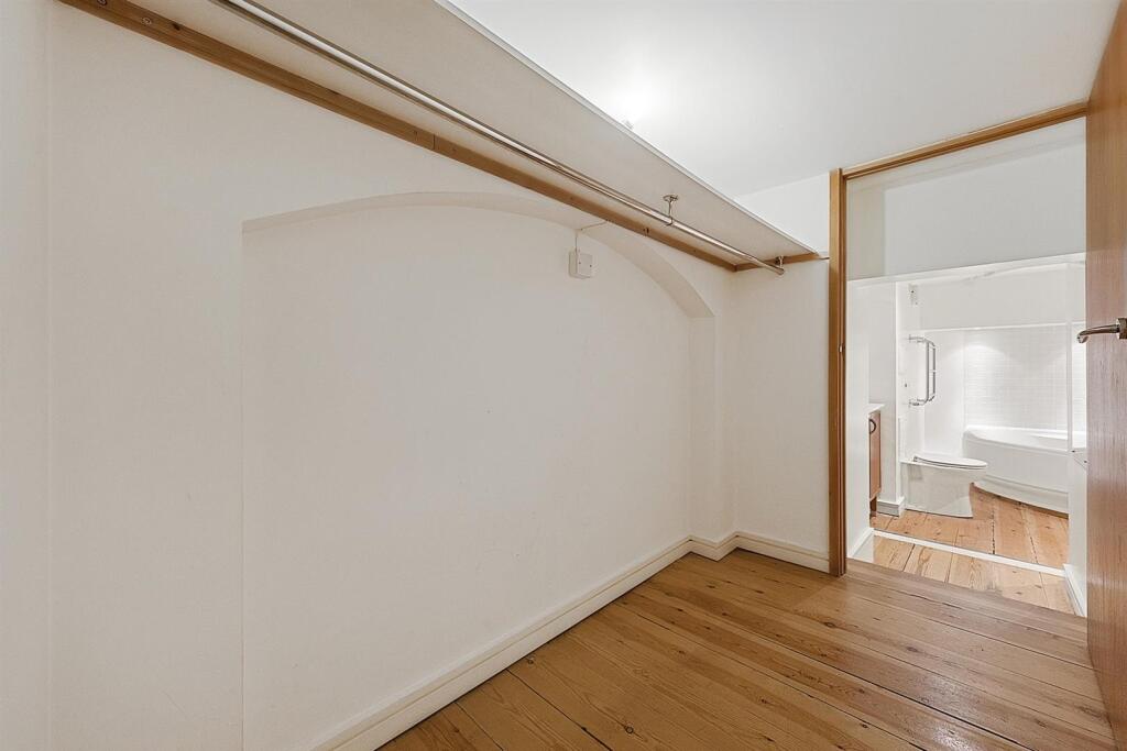 Walk-in Wardrobe.jpg