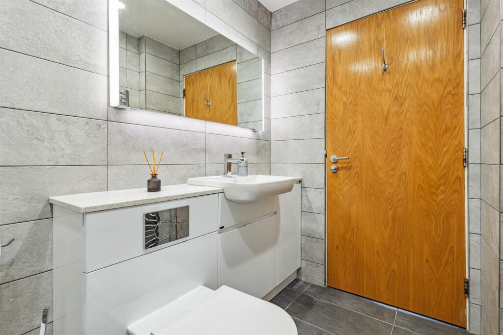 YATES HELLIER - 5 1 305 Glasgow Harbour Terraces (