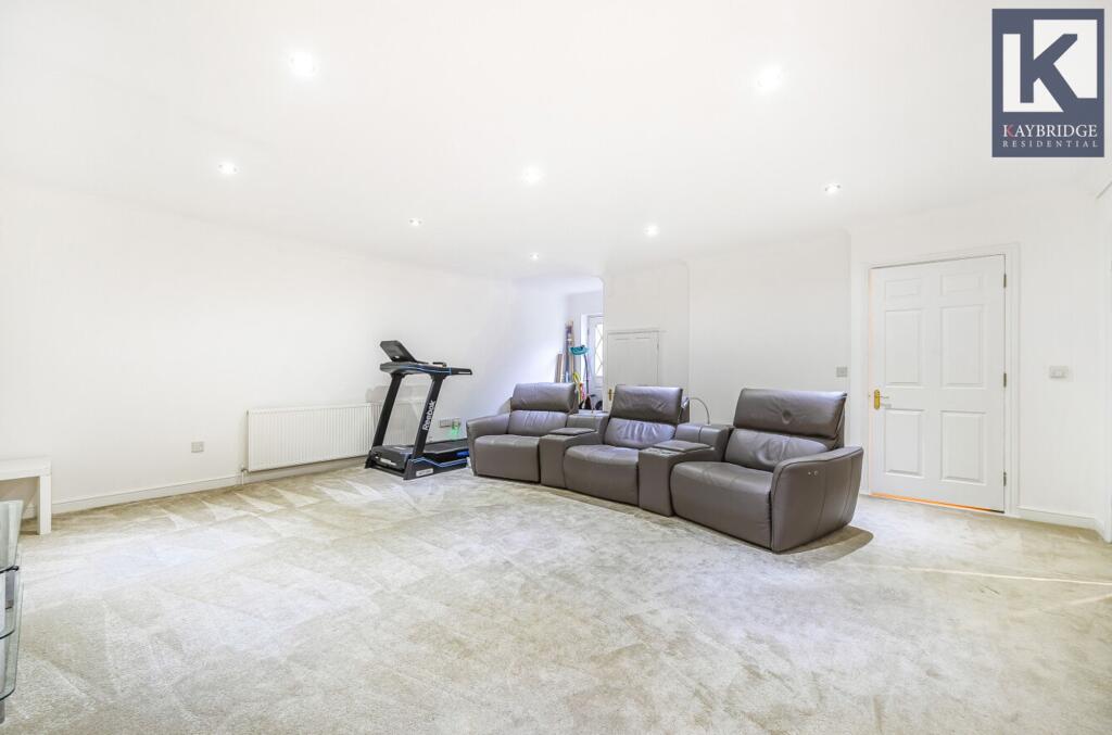 Oakwood Avenue, Epsom