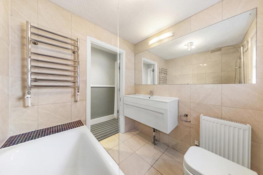 Bathroom (2).jpg