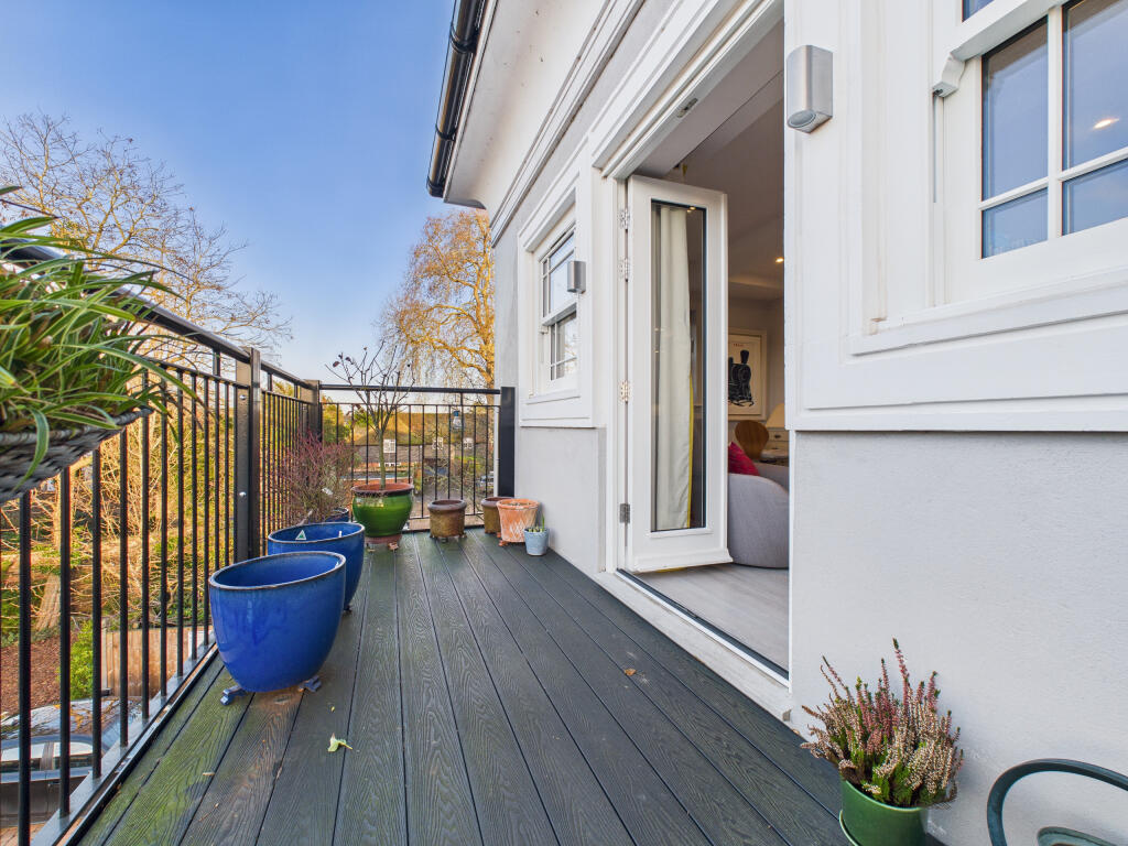 CAM01984G0-PR0538-STILL008