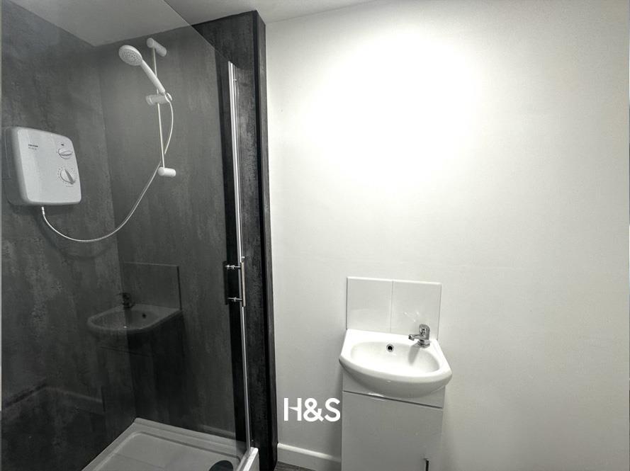 bates hill bathroom.jpg