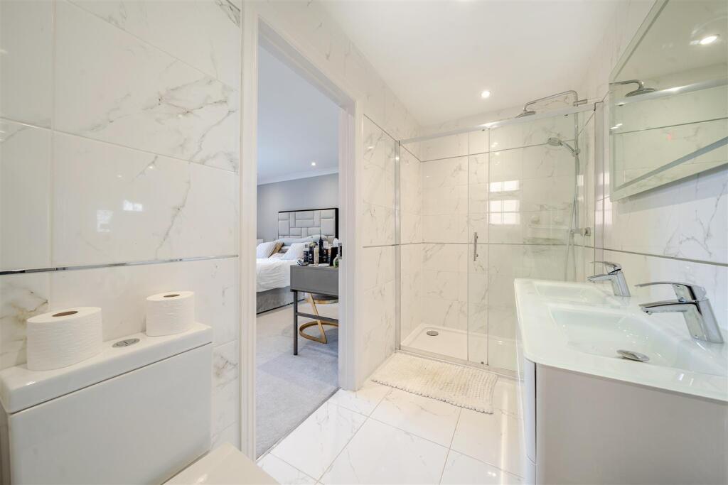 En Suite Shower Room: