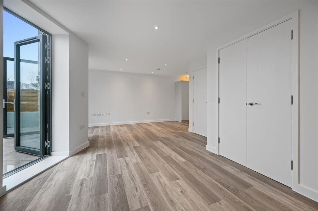 BRC- bejoux court- flat 5 - studio bedroom 6 (1).J