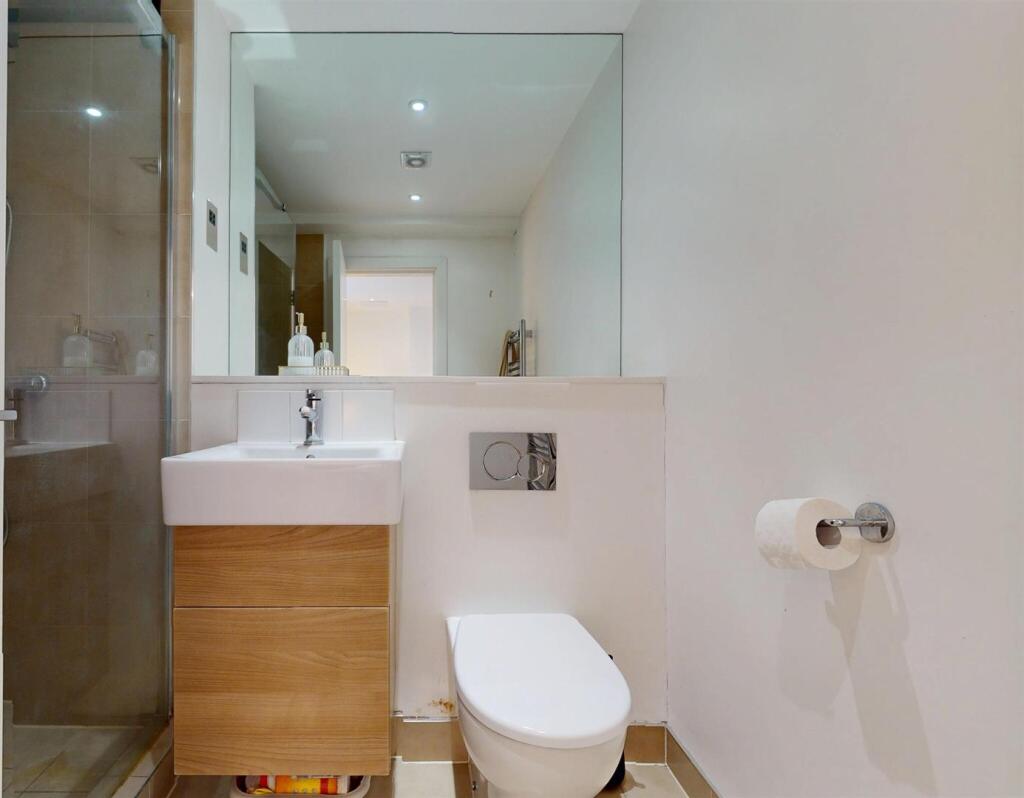LGF2PG.bathroom.jpg