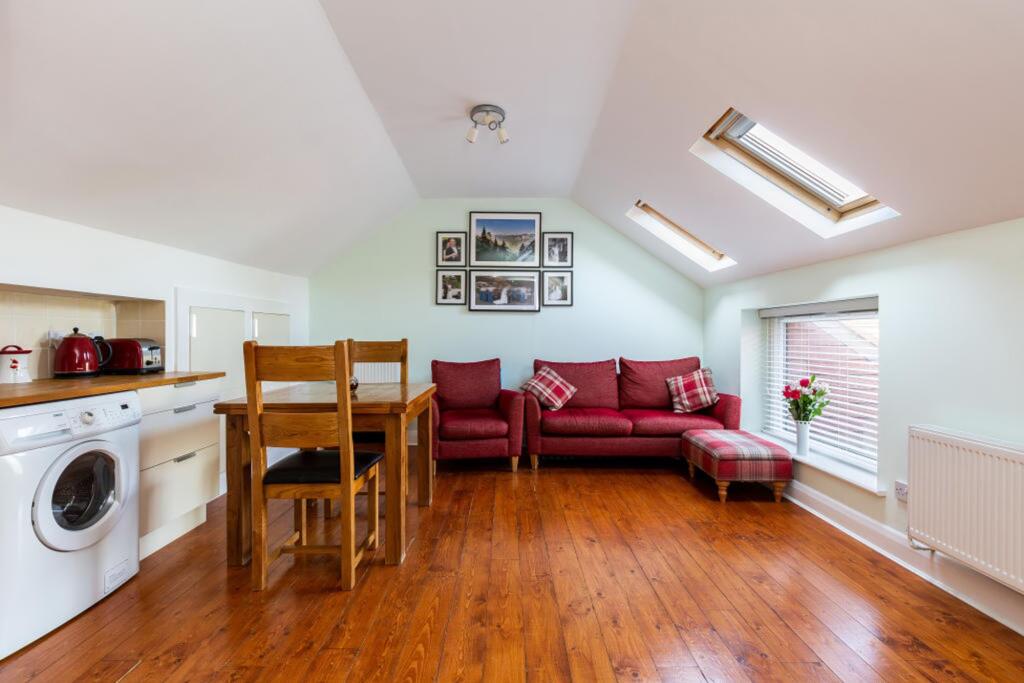 Open plan lounge/kitchen/dining area