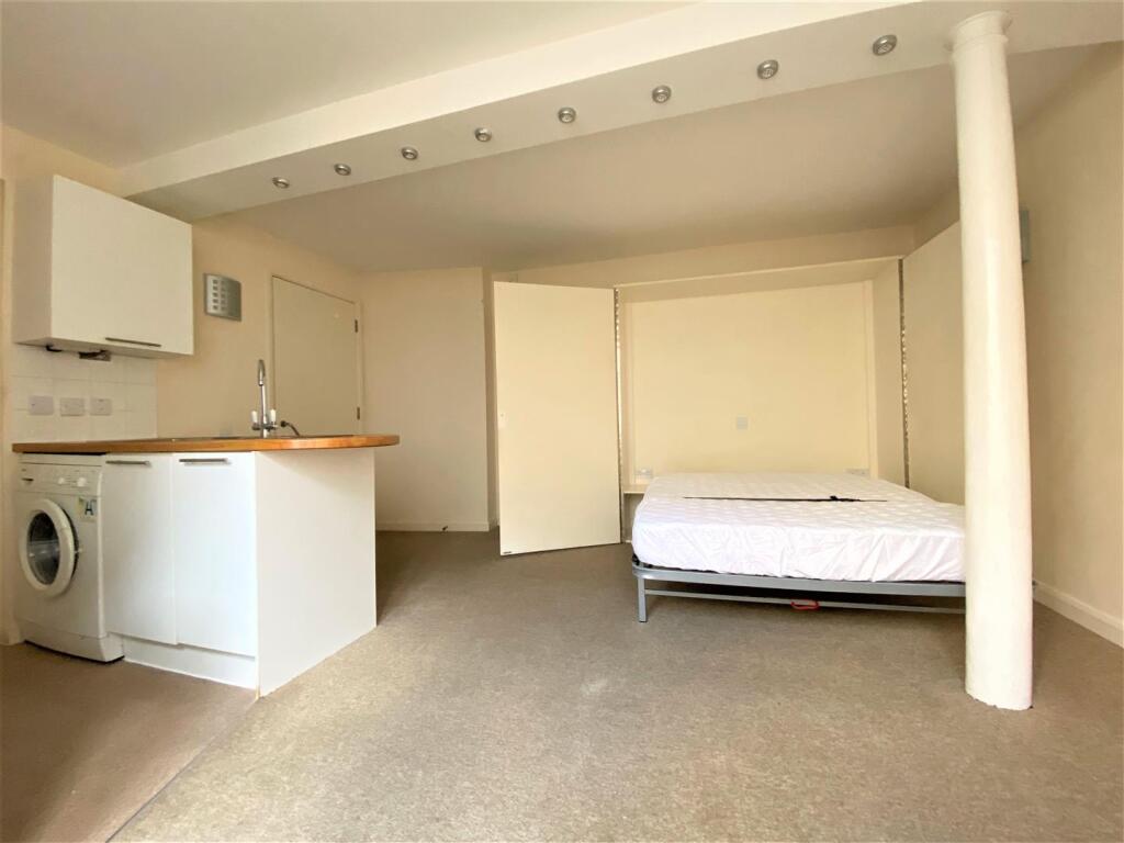 Bed 2.jpg