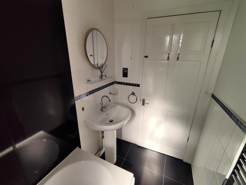 011 - Bathroom -  (1).jpg